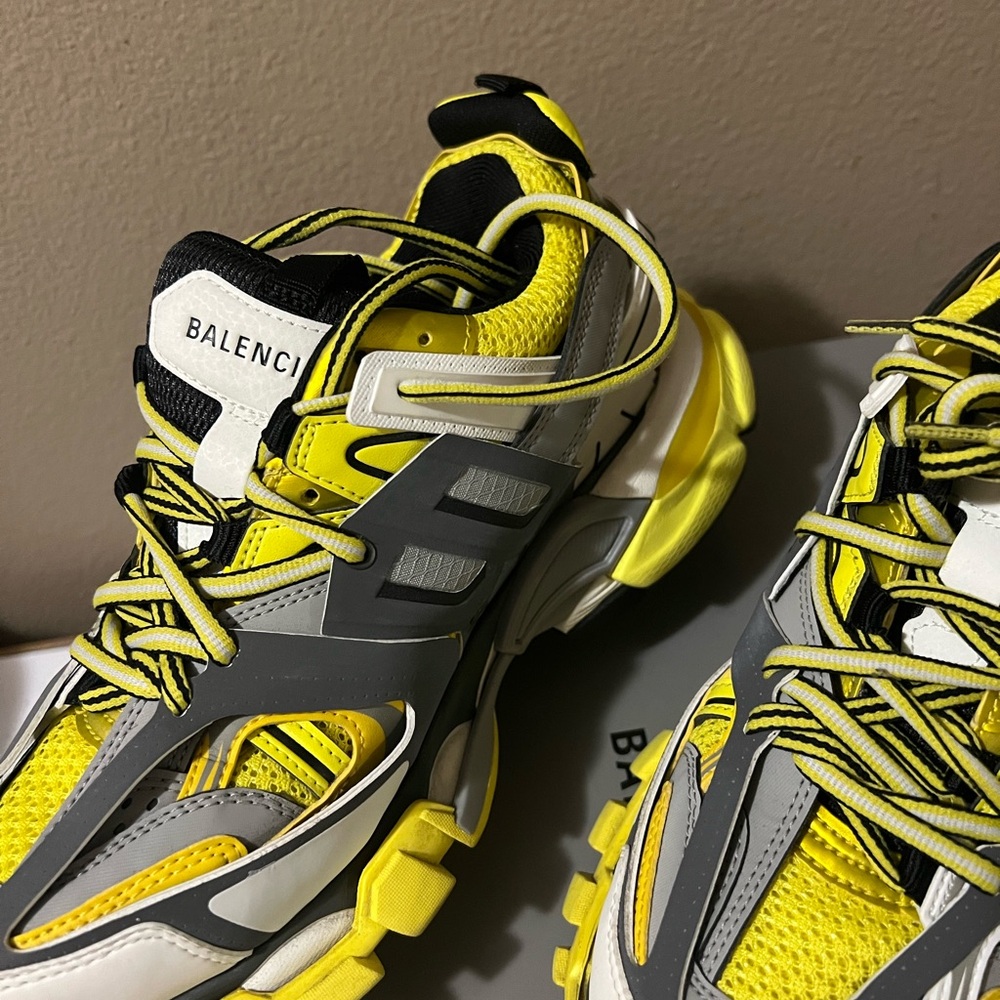 Cute and sporty worn once size 37 does not have box only bag and extra laces
